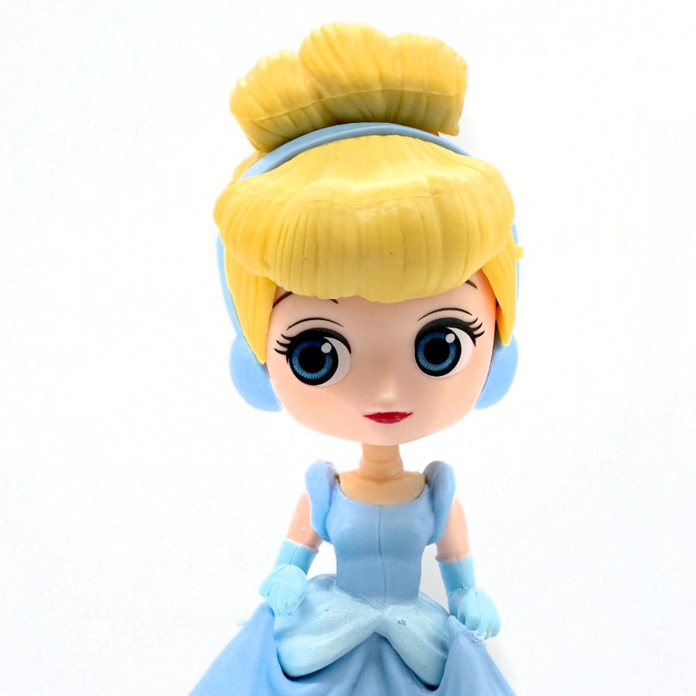 Disney theme bracelets with Cinderella figurine included. - Picture 3 of 6